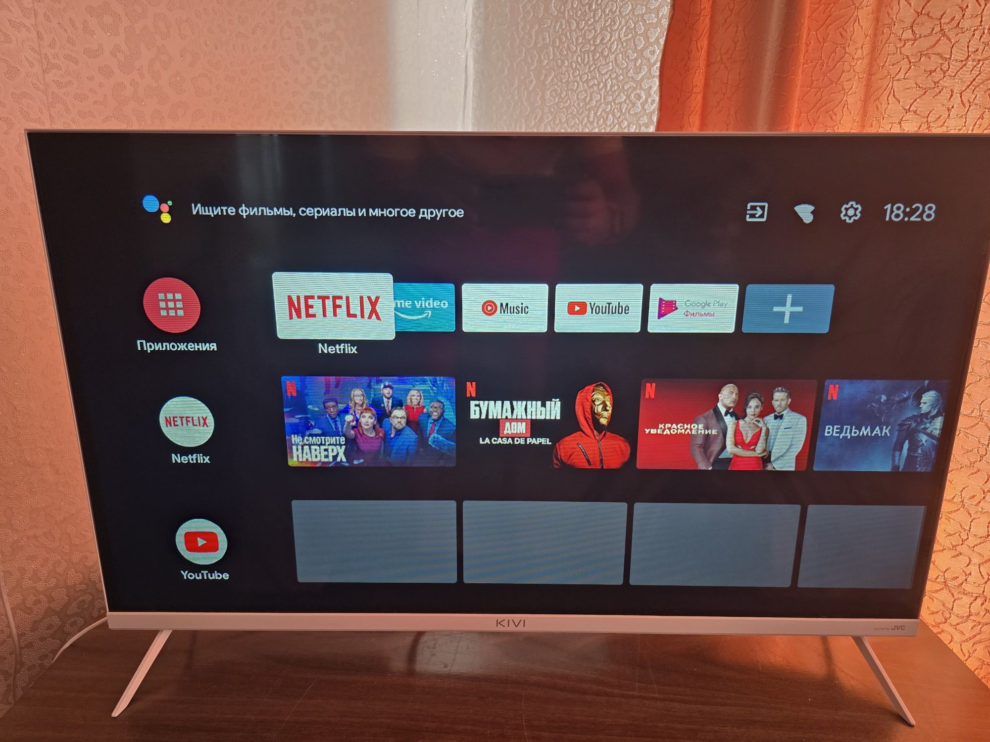 Телевизор ЖК 32" белый, красивый, смарт