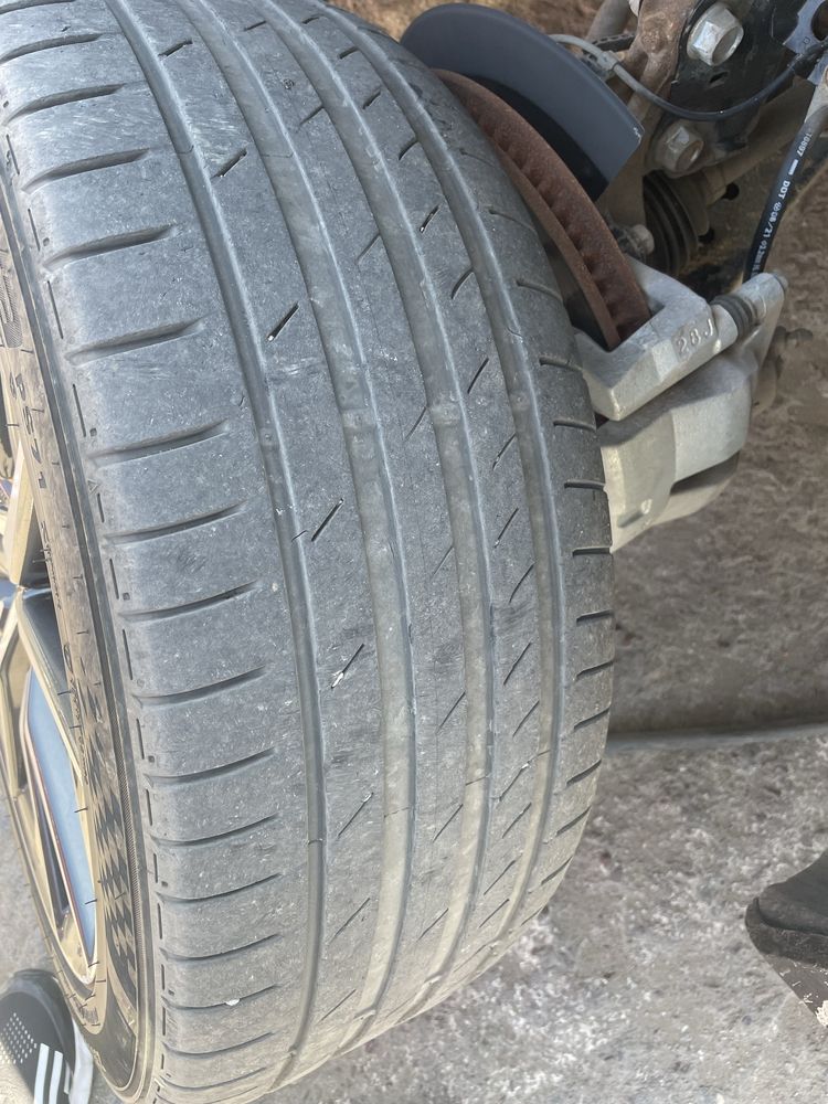 Продам 2 шины кумхо 235/45/18