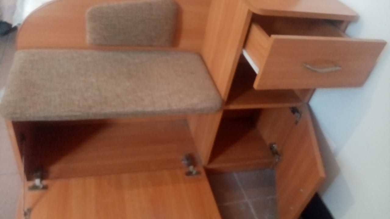 Диванчик+тумбочка в прихожую с мягкой спинкой. Ширина 100 см х 30 см