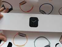 Apple watch SE 44mm Space Gray Aluminum Case Black Sport Band