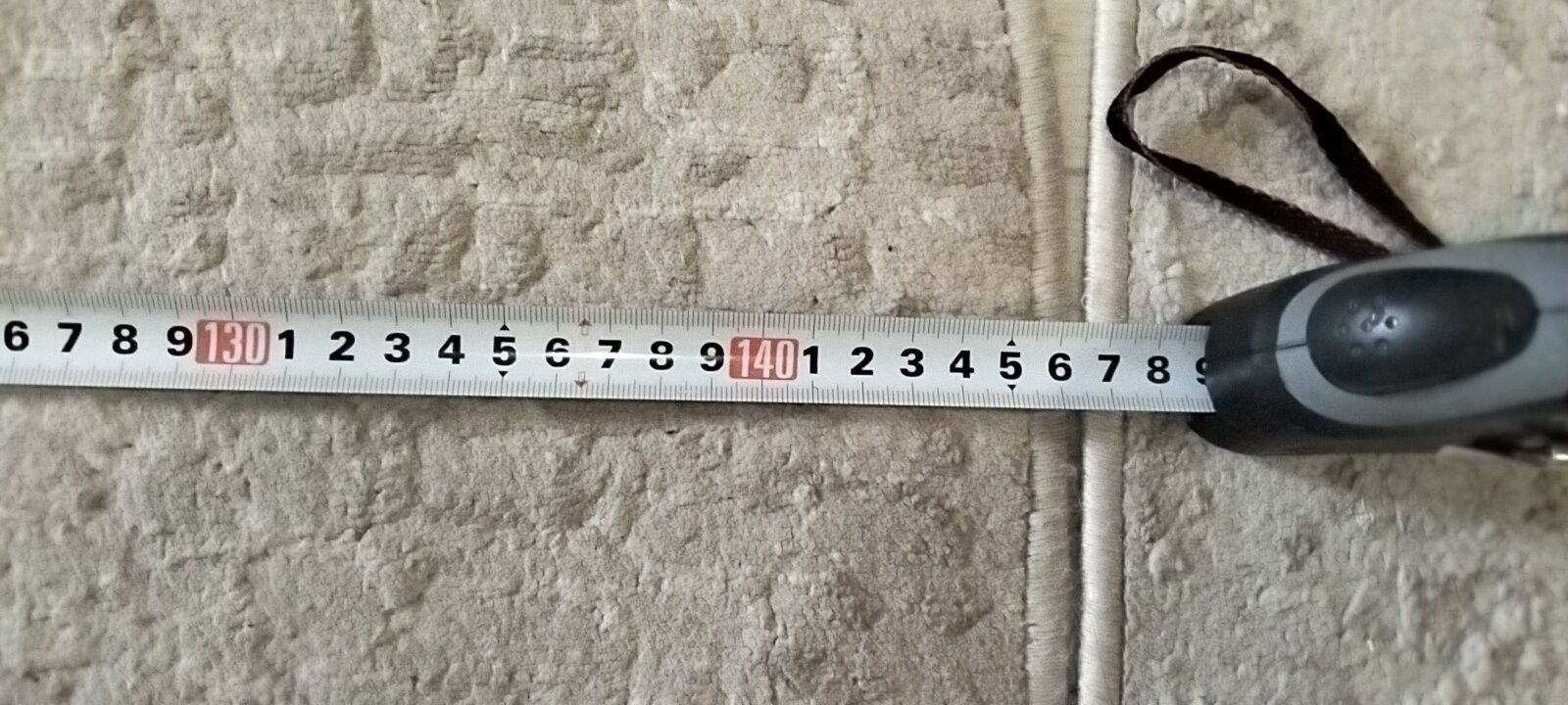 Продам овальный коврик , размером 94 на 146 см.