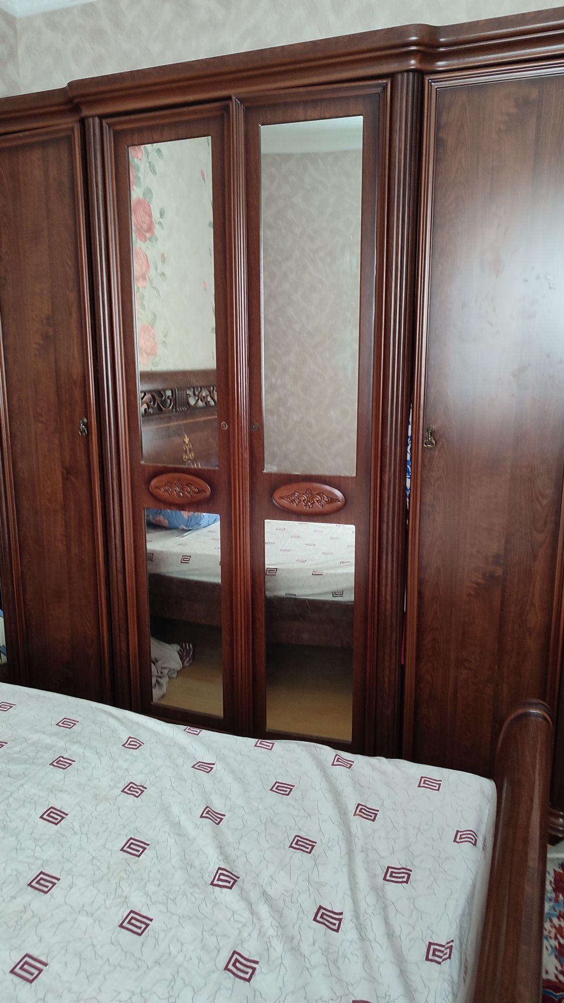 Шифонер комодымен тумбочкаларымен