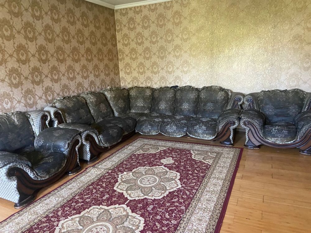 Срочно продам диван два кресла