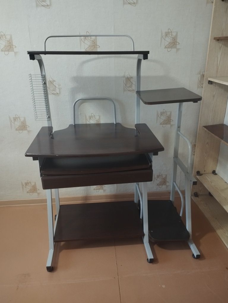 Продаю журнальный столик, компьютерный стол