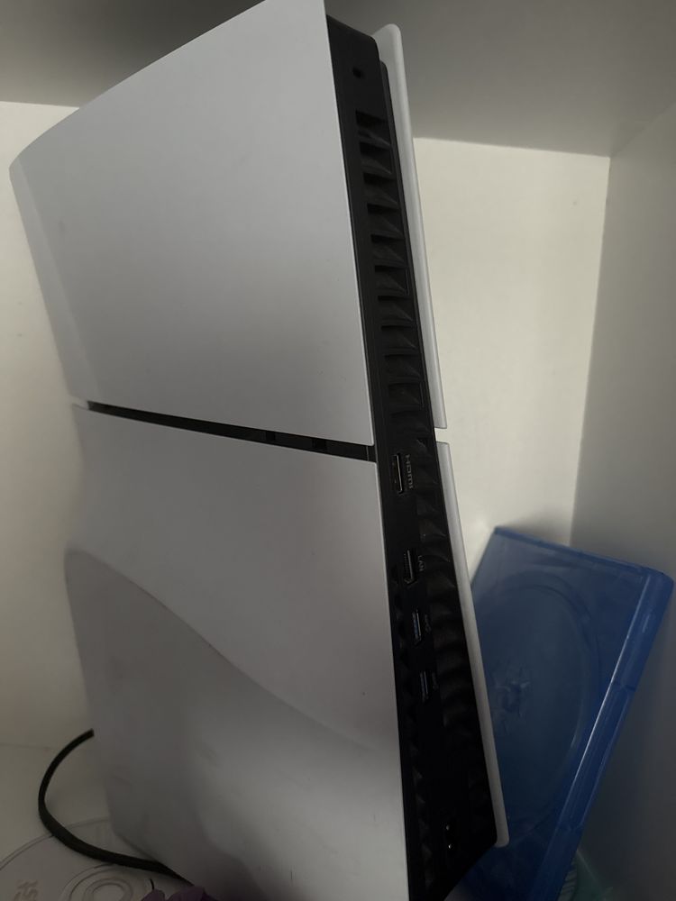 PS5 1TB все работает, из дисков есть человек паук, мортл кмбт.