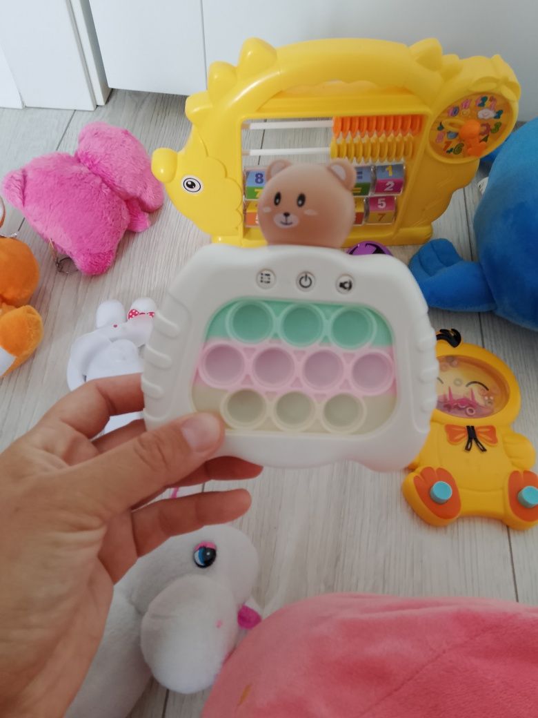 Игрушки разные, есть музыкальные
