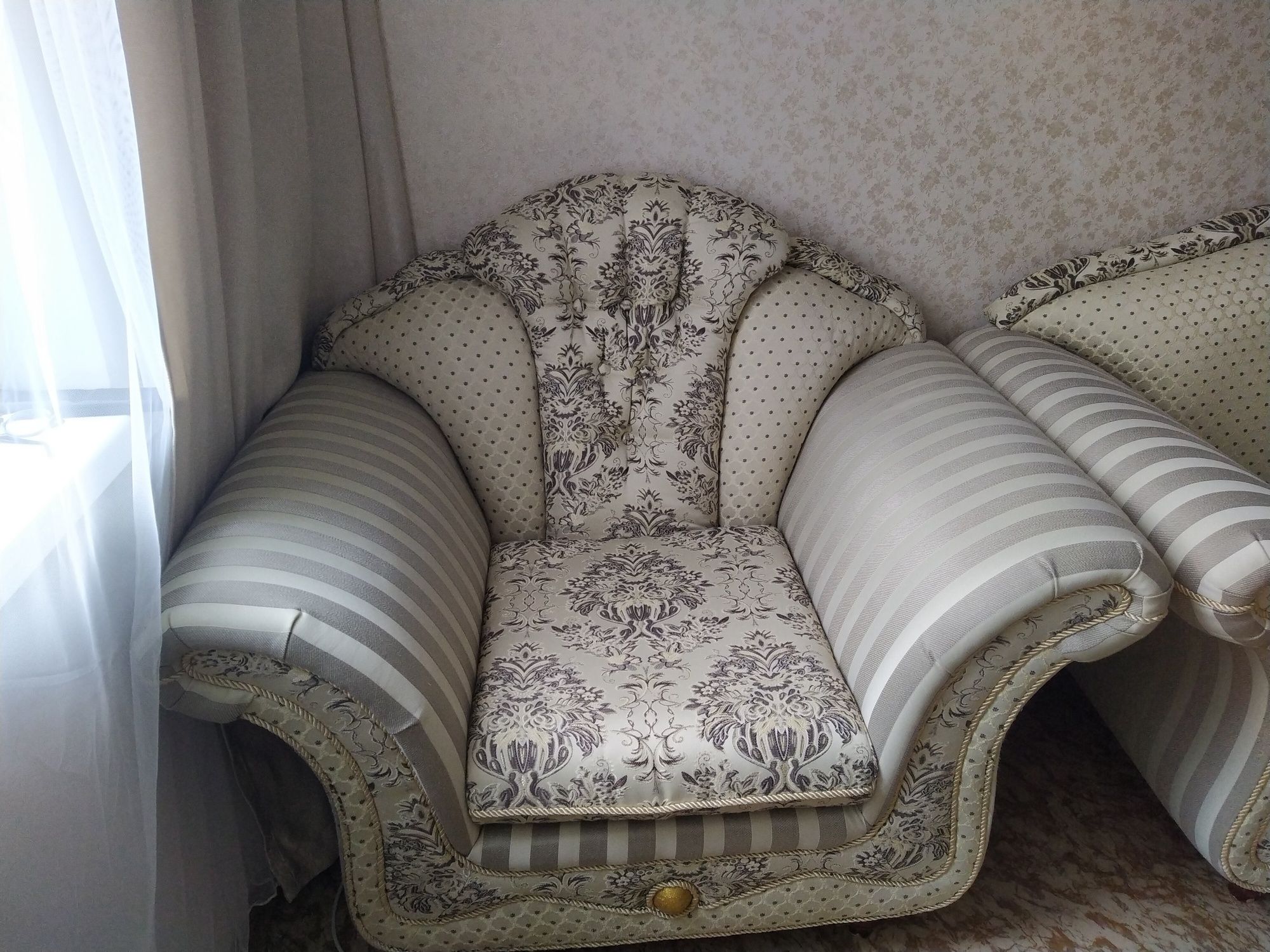 Продам диван и 2 кресла в отличном состоянии