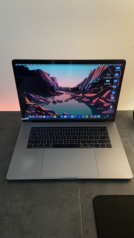 MacBook Pro 15” (2017) | i7 / 16GB / 512 SSD / Radeon Pro 560 (4GB)