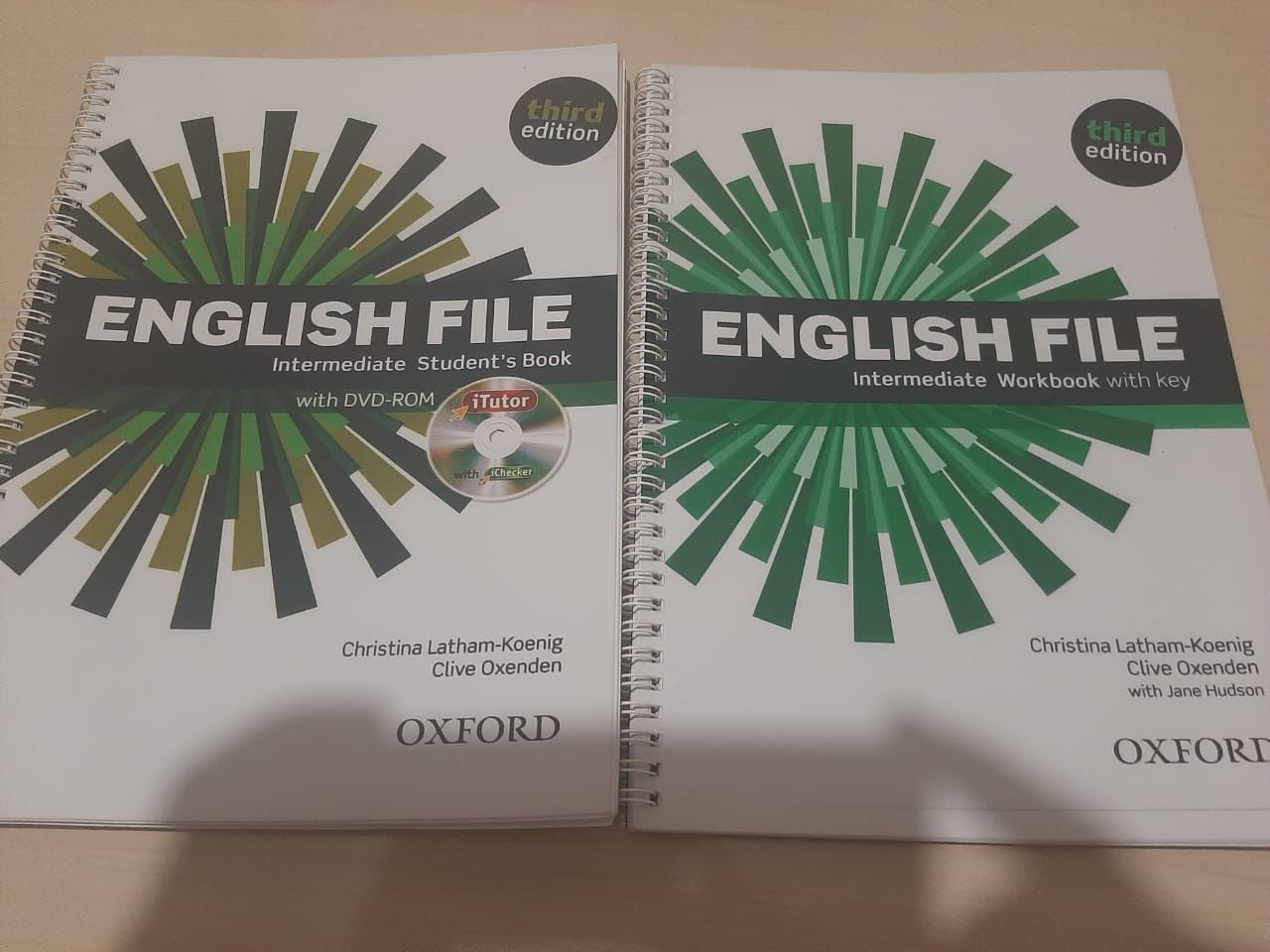 Английские книги. English file. New english file. Solutions. Headway.