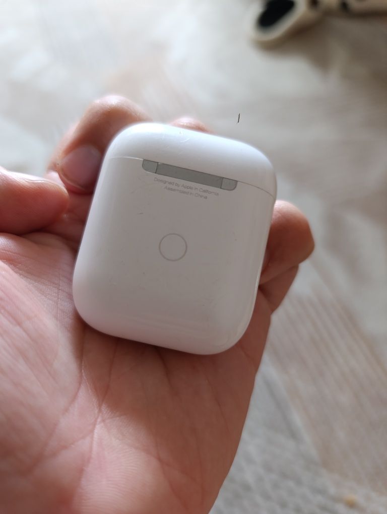 Air pods 2 оригинал  использовались пару месяцев в хорошем состоянии