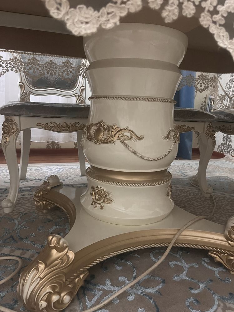 Стол орындықтарымен сатылады. Өте сапалы жасалған жағдайы өте жақсы