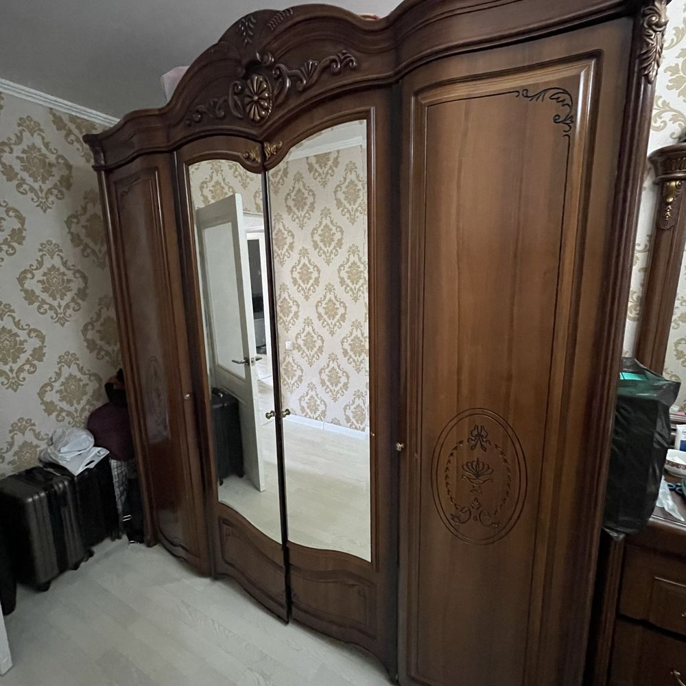 Гарниртур с зеркалом+тумбочка
