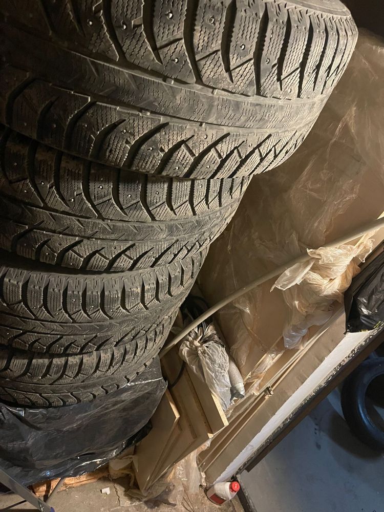 Авто шины зимние. В хорошем состоянии . Автошины с титановыми дисками