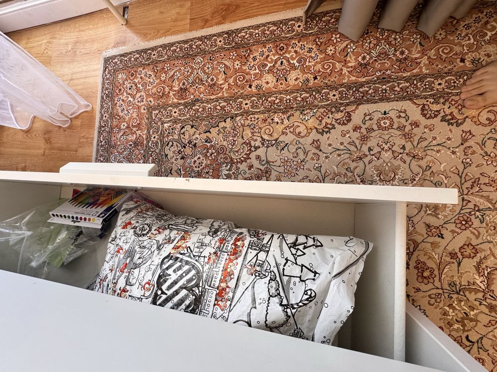 Продам спальный гарнитур , шкаф, кровати, комод, тумбу IKEA