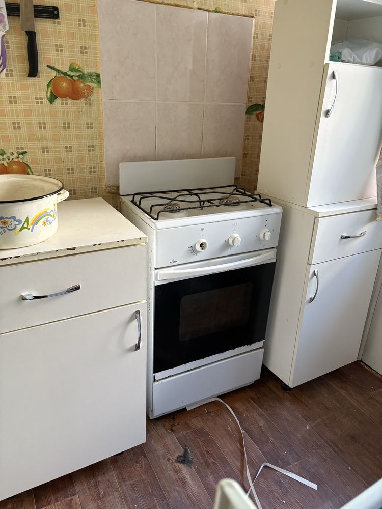 Продается, Железная входная дверь,  газовая плита