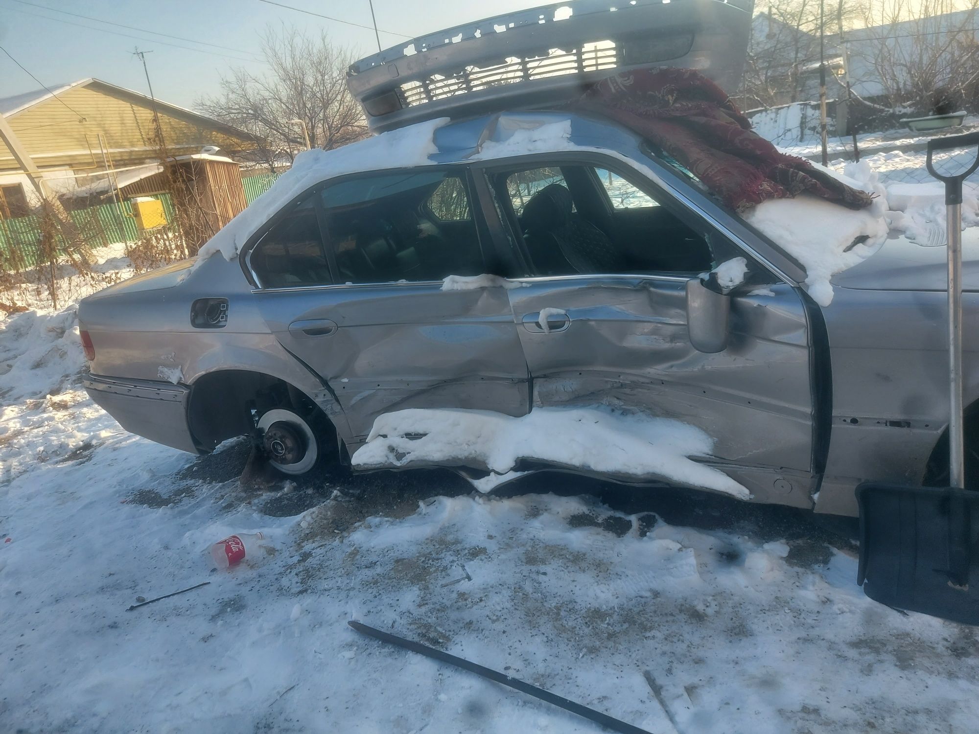 Бмв е38  728i на разбор есть все