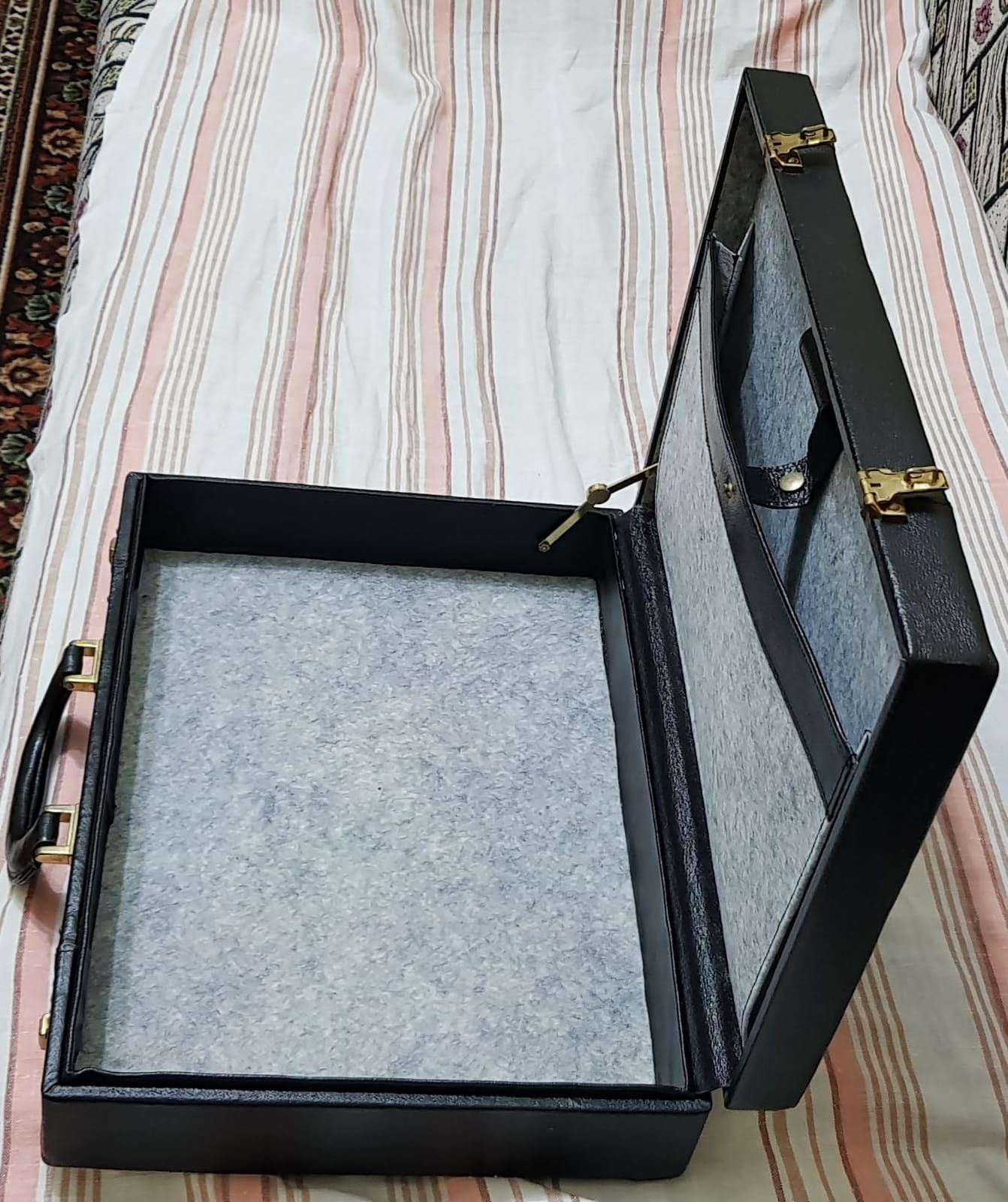 Продам дипломат(кож.зам.)