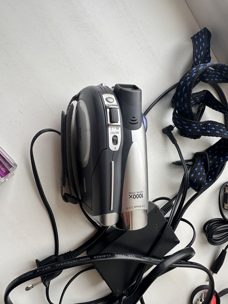 Продам видеокамеру Canon DC210