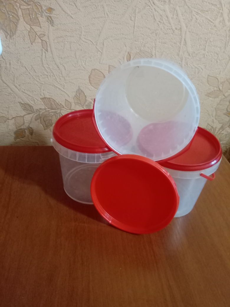 Пластмассовые банки и бутылки
