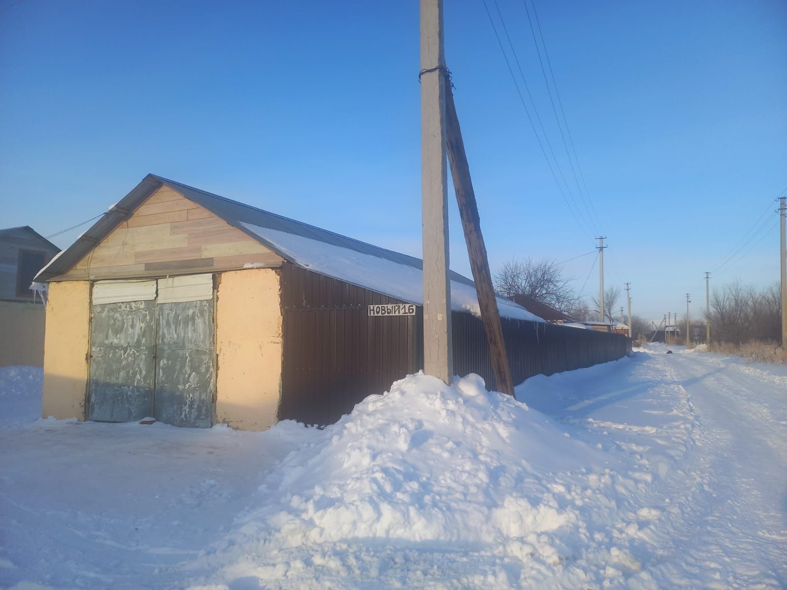 Два дома во дворе.гараж баня.сарай огород.яблони слива вишня клубника.