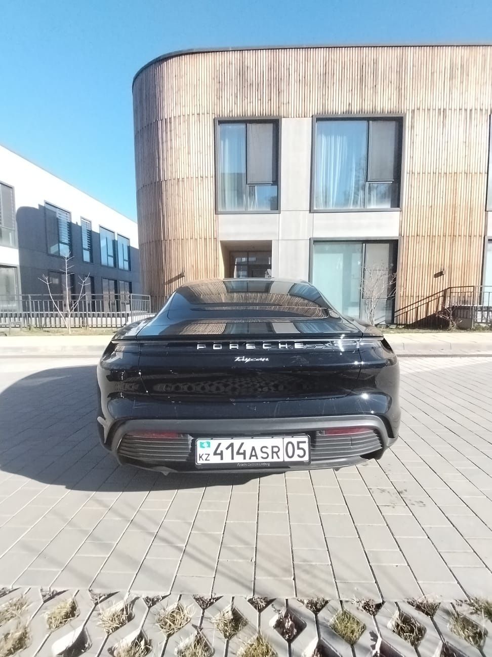 Машина марки Porshe taycan, электрокар