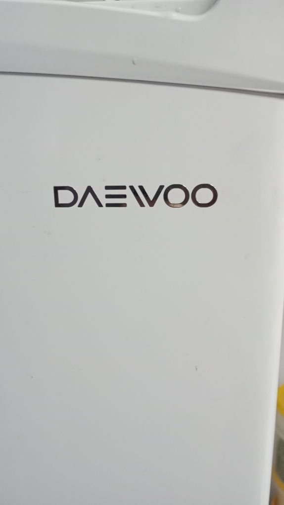 Маленький холодильник DAEWOO  состояние нового