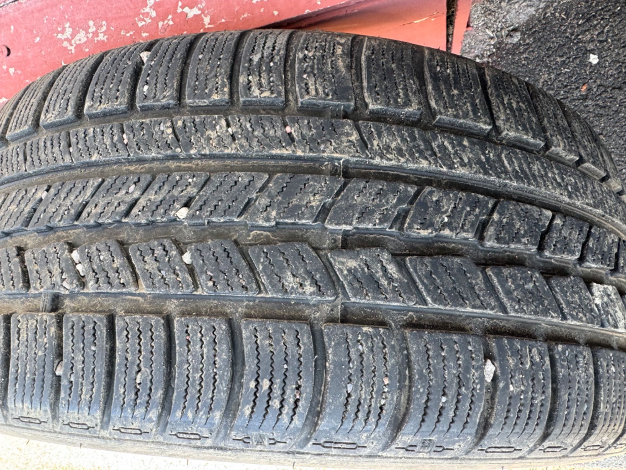 Продаются зимние шины 235/45/18