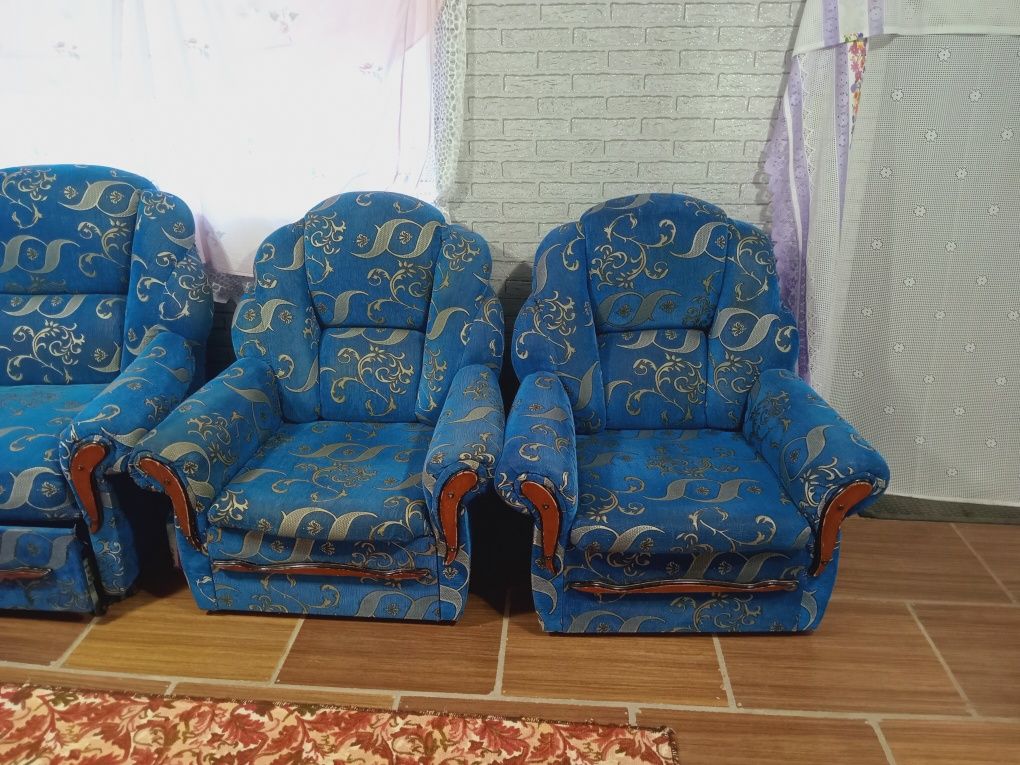 Продаётся уютный мягкий уголок — диван + 2 кресла
