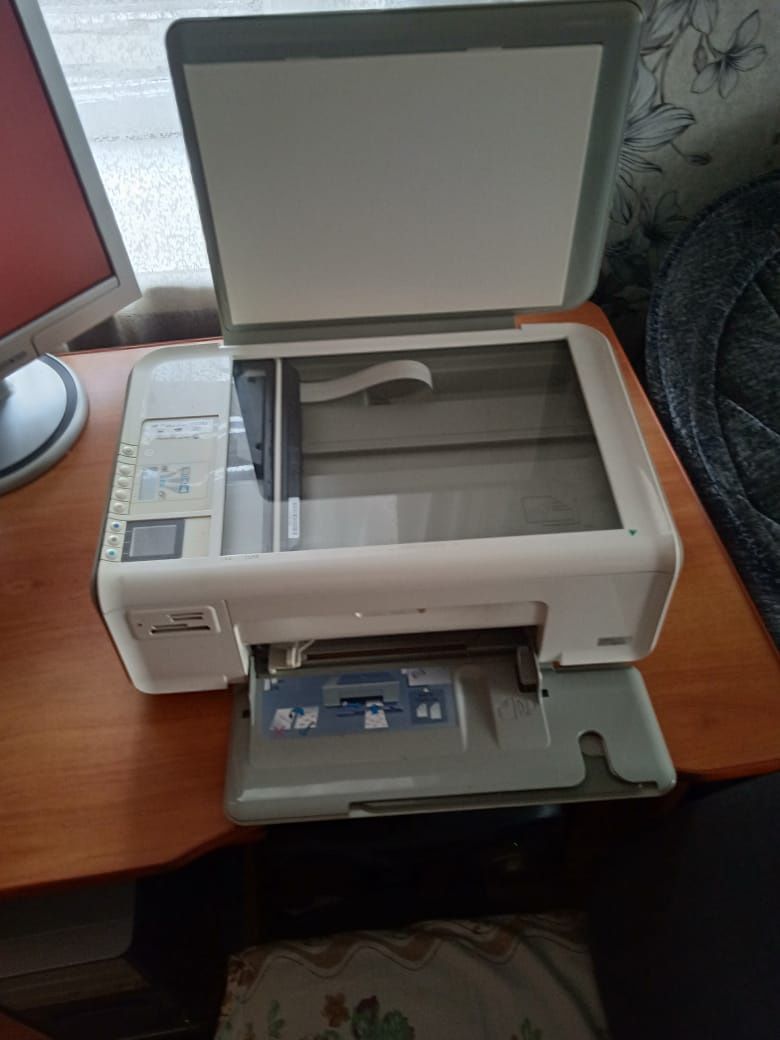 Принтер струйный в хорошем состоянии только без картриджей продают 30.