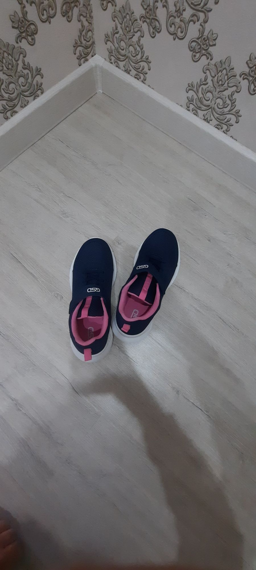 Продам кроссовки 39 р
