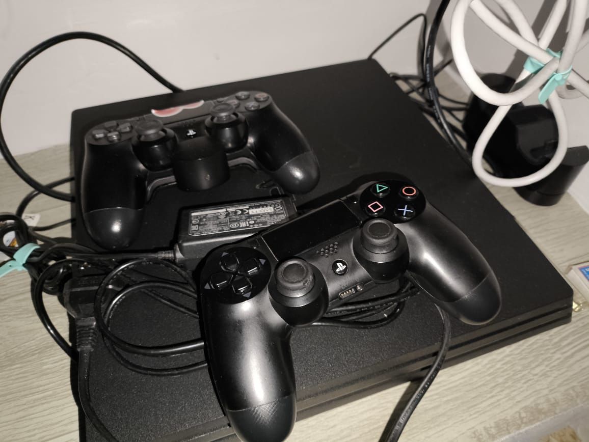 Playstation 4 в хорошем состоянии