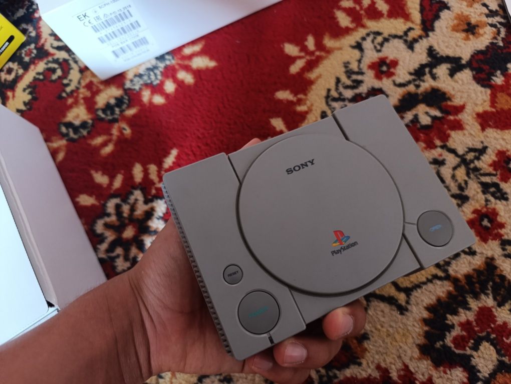 Продам PlayStation Classic — с дополнительными играми!