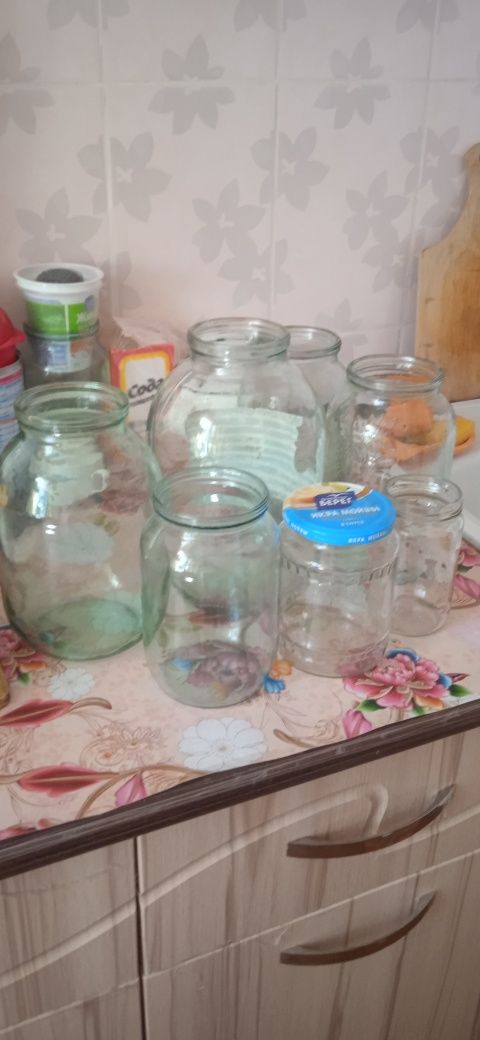 Продам 2х литровые банки,  700гр, 600гр и 0.5л мелкие банки.
