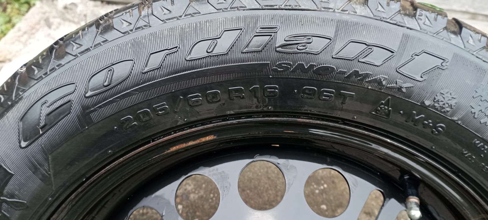 Продам зимние шины на 205/60/16