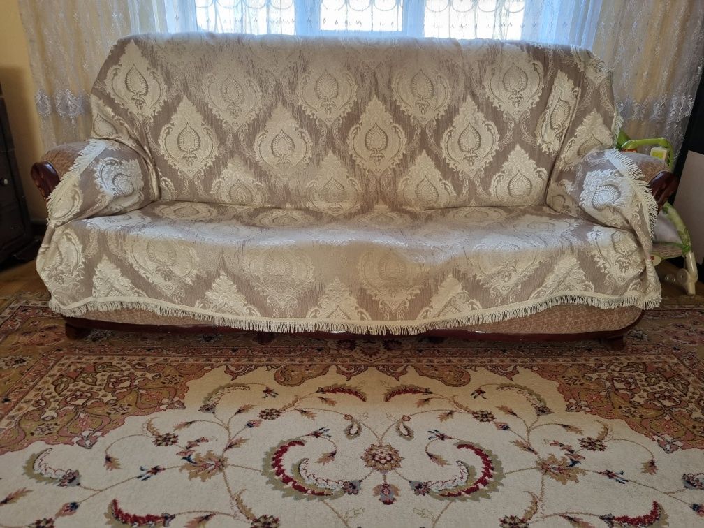Продам диван с двумя креслами