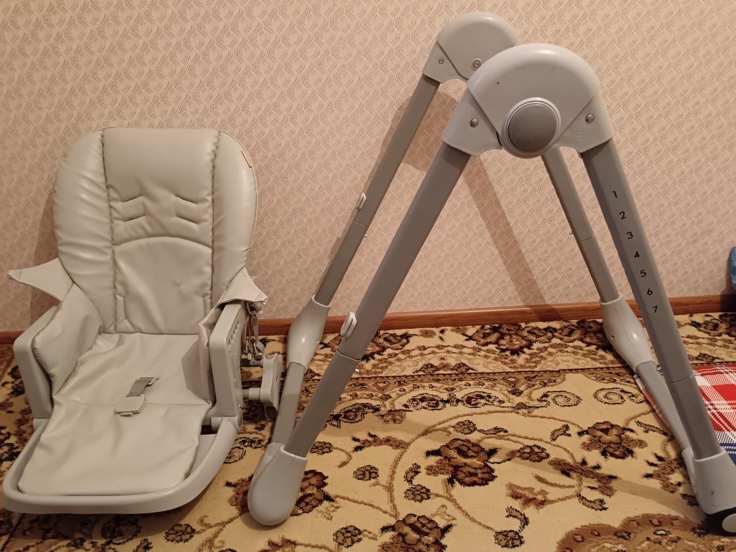 Продам столик детский в хорошем состоянии качественный