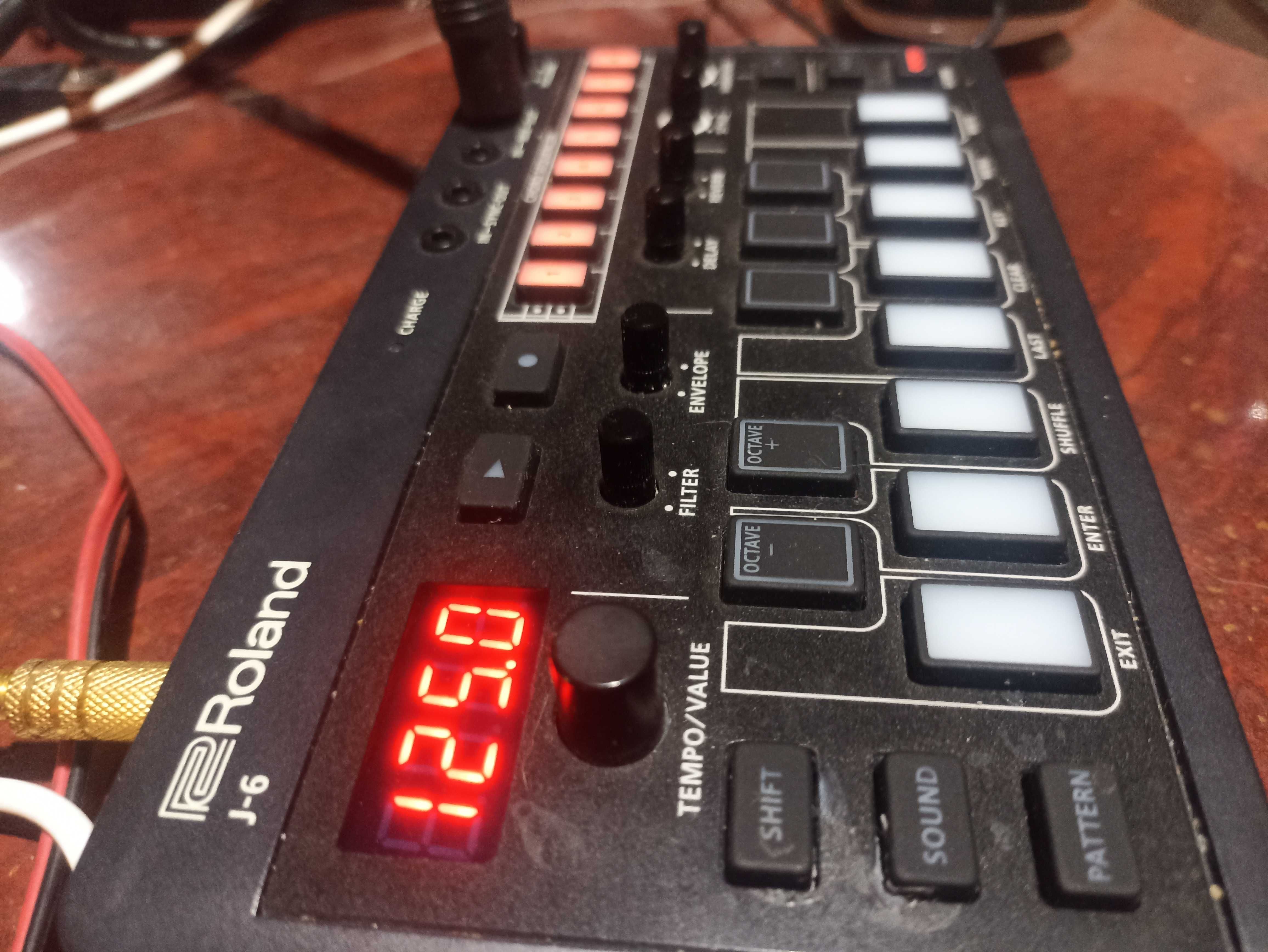 Синтезатор Roland J6
