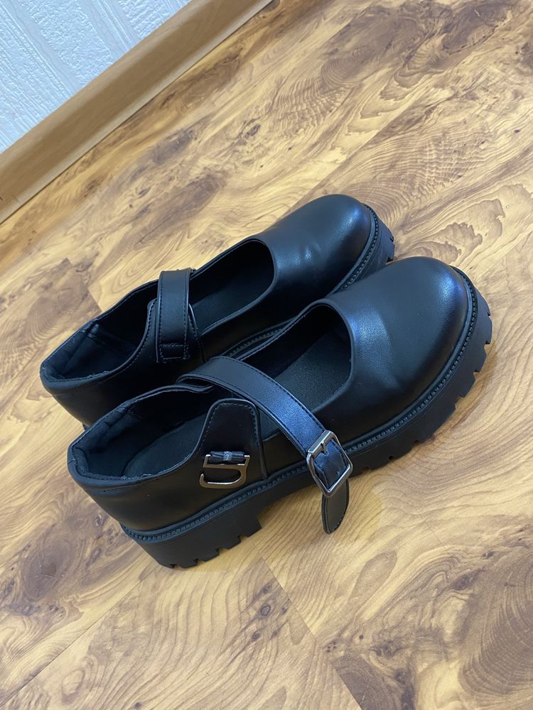 Продам школьные туфли 37-38