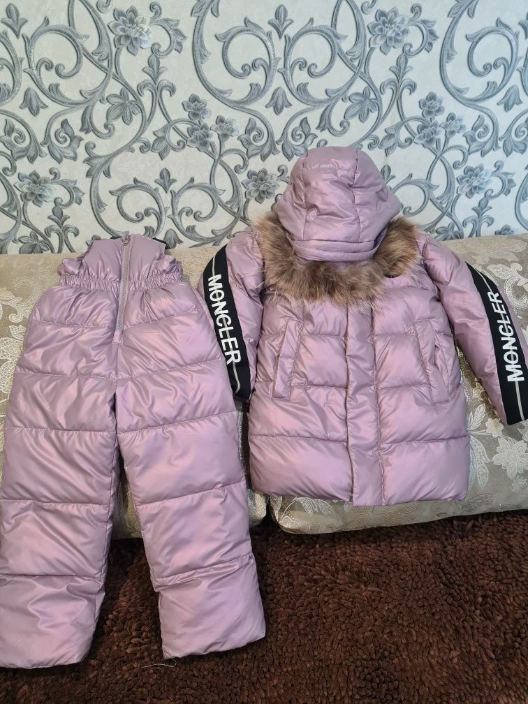 Продам зимний комбенизон для девочки
