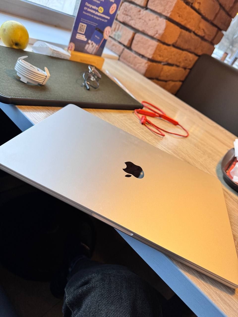 MacBook Air 15” (M2, 8/256), полный комплект.