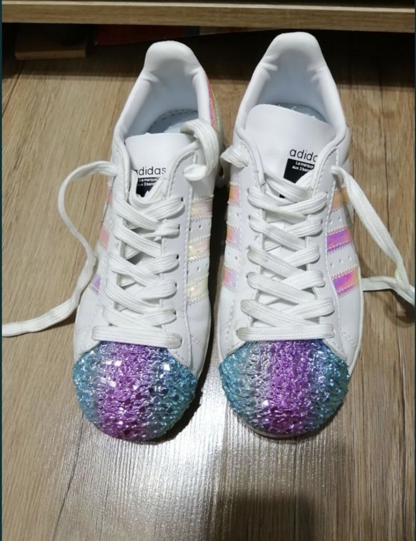 Фирменные кроссовки Adidas