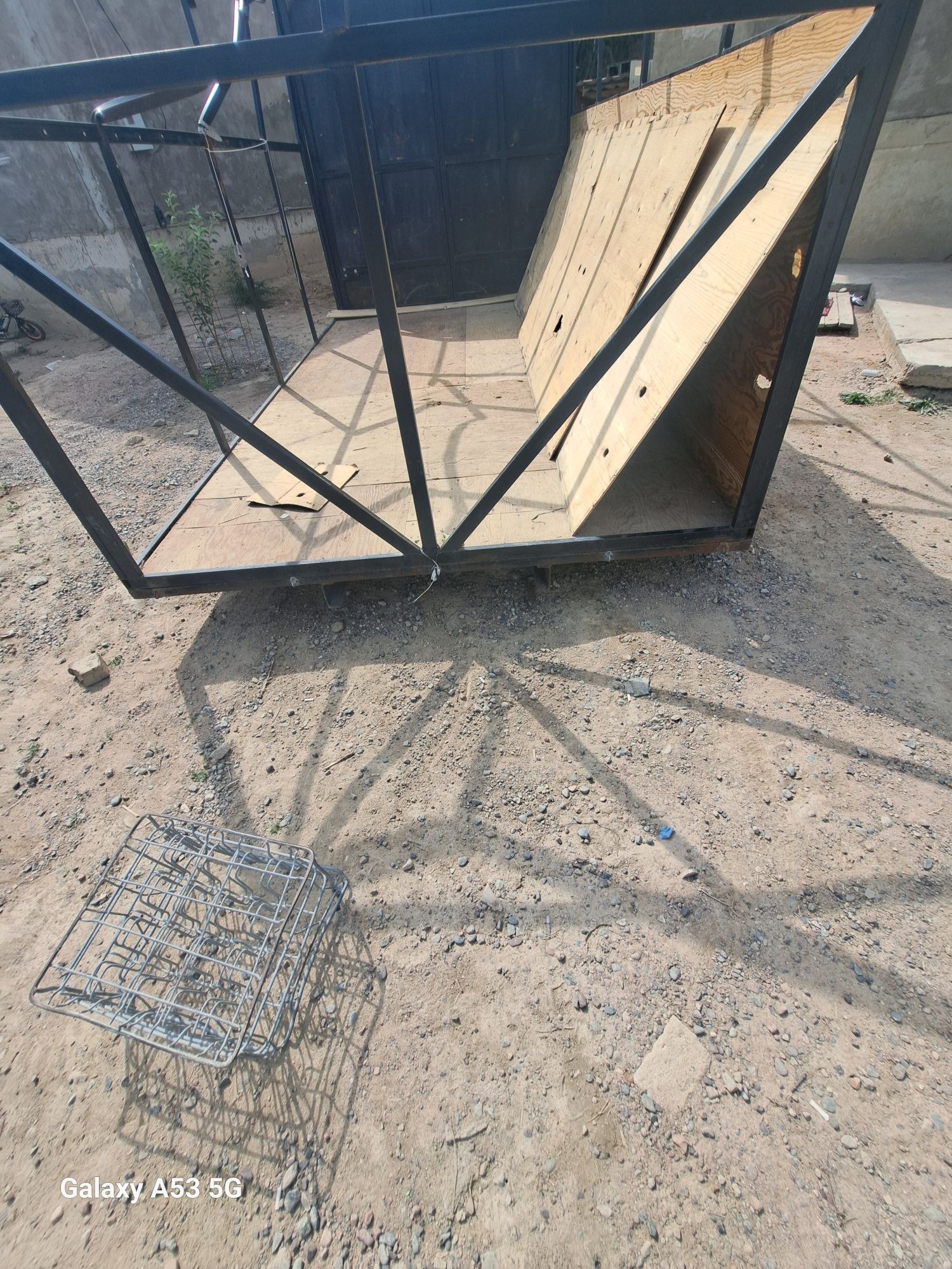 Кузов на Газел Үсті кішкене маиысқан.