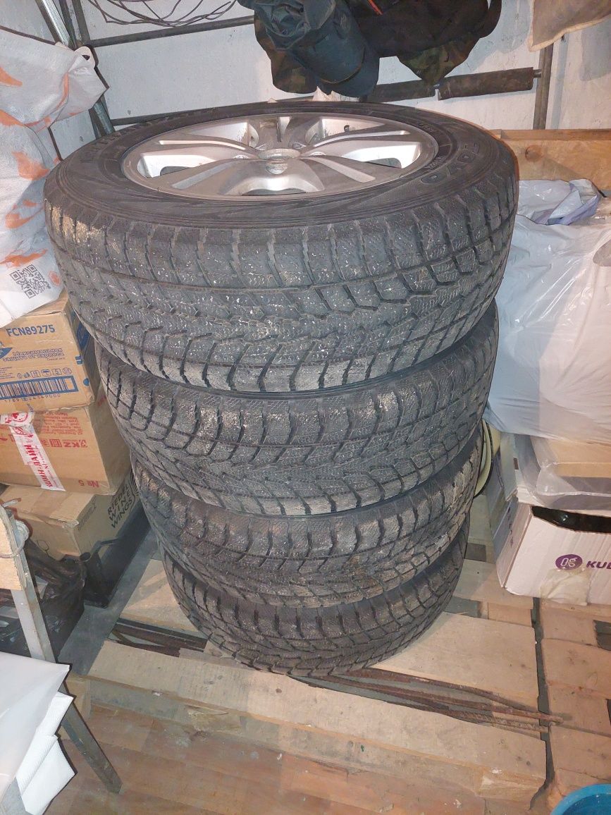 Продам комплект 4 штуки зимние шины с дисками размер 215/65 16×5