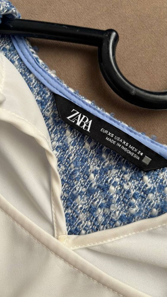 Платье от ZARA.