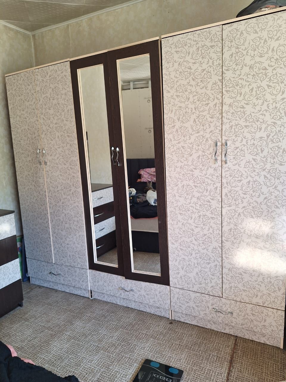 Срочно продам шкаф с комодом