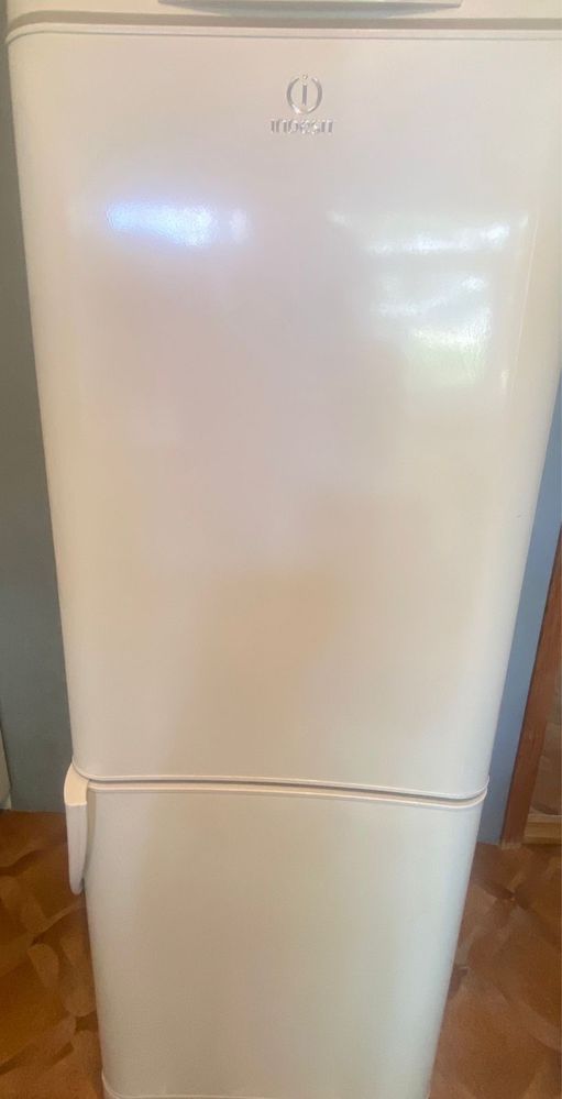 Холодильник indesit