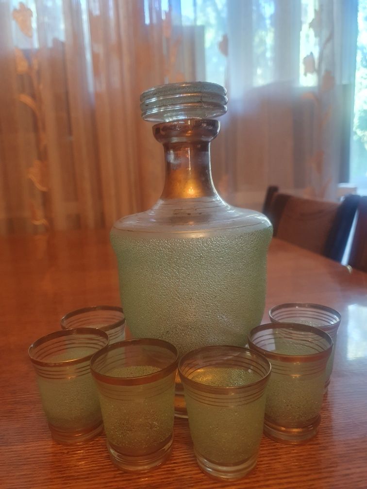 Продам набор графин и 6 рюмок