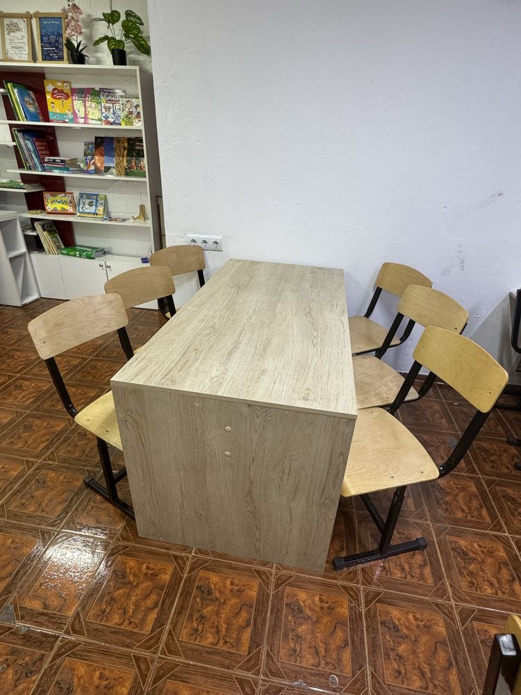 Продается 2 стола , и 8 стульев отдельно
