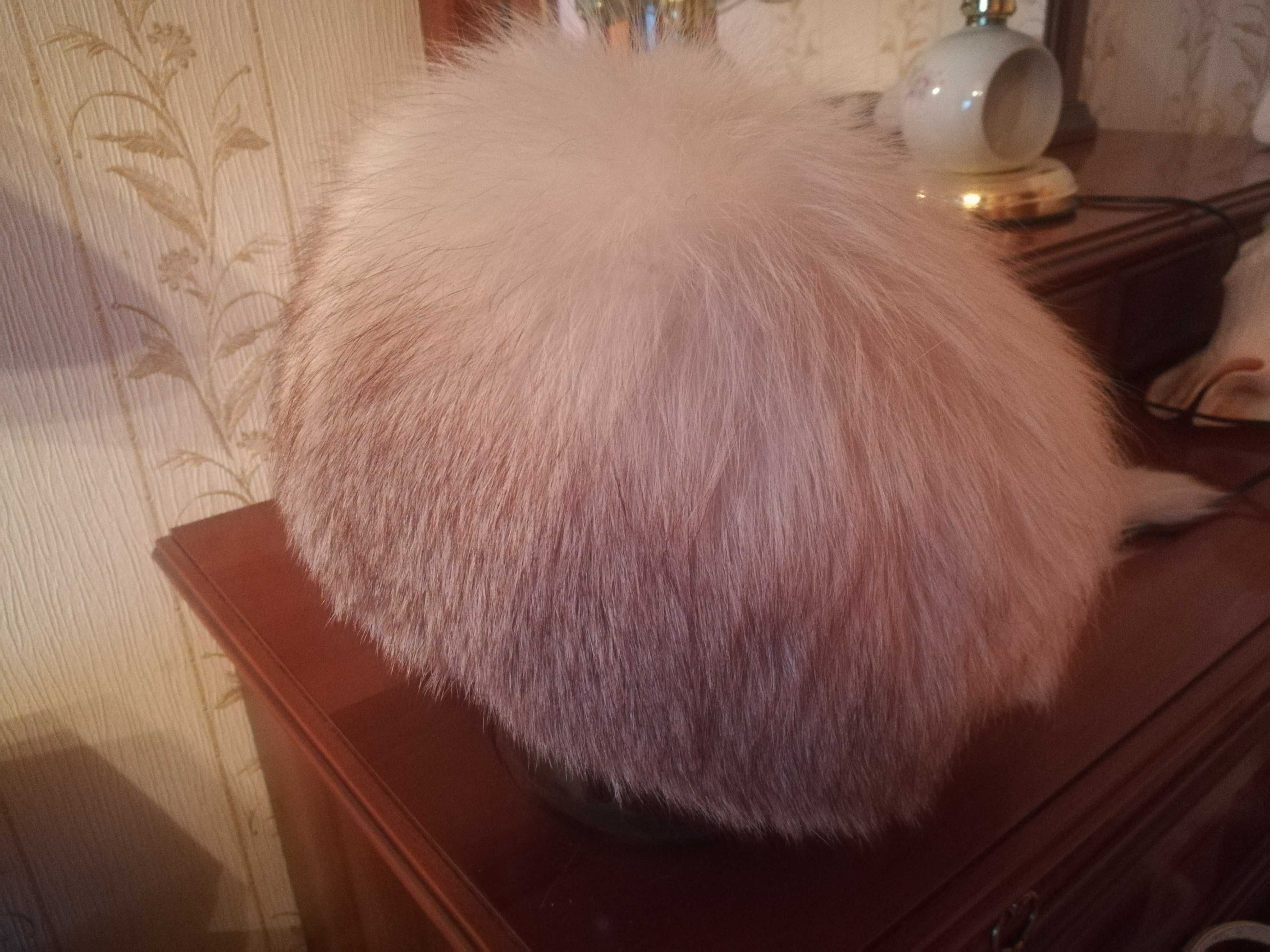 Шапка из лисы с камнями