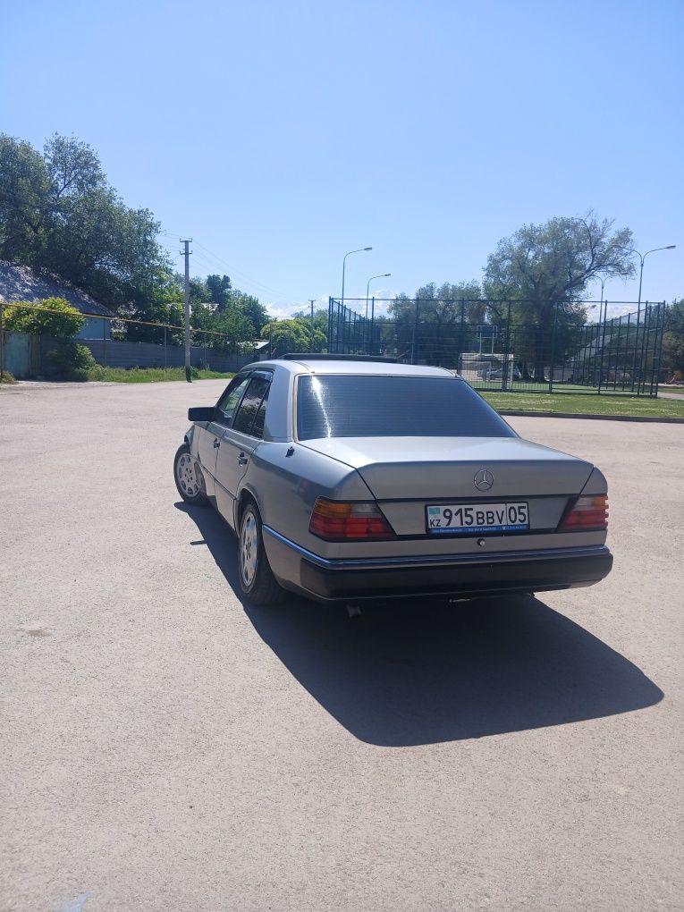 Продам мерседес 124 е230